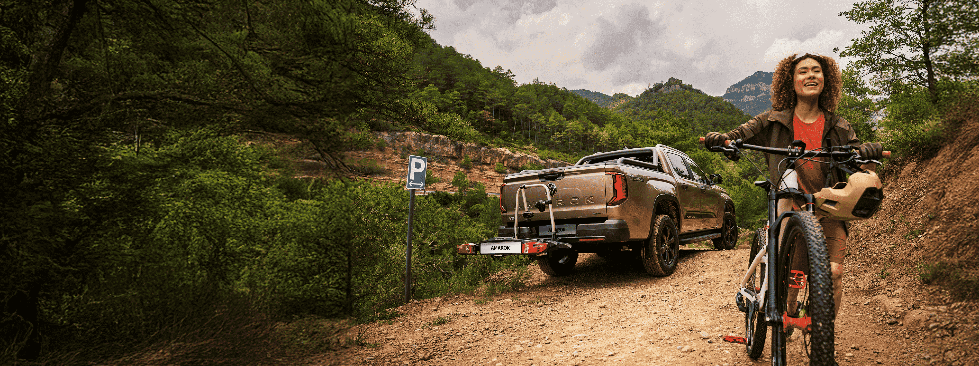 Kobieta z rowerem na leśnej drodze, obok samochodu.